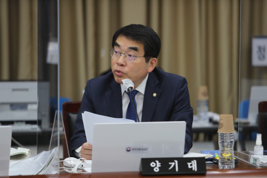 더불어민주당 양기대 의원이 14일 오전 광주 북구 광주국세청에서 열린 국회 기획재정위원회의 광주국세청 및 광주본부세관, 한국은행 광주전남본부·목포본부에 대한 국정감사에서 질의하고 있다. [연합뉴스]